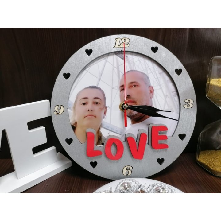 Ceas argintiu  si rosu LOVE lemn personalizat